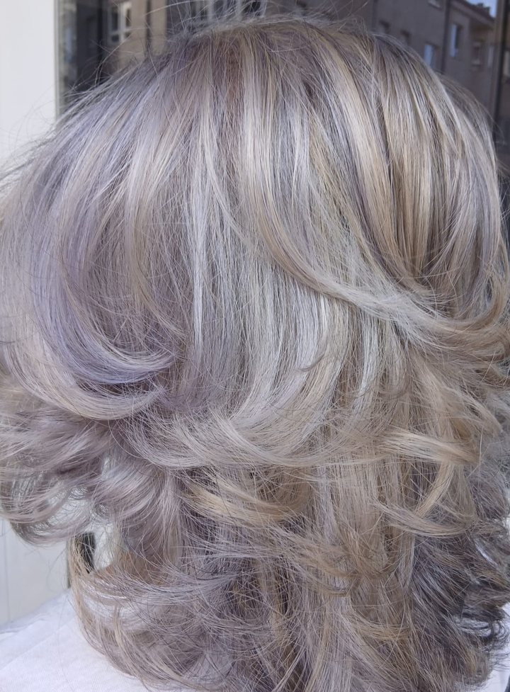 Cabello en tonos plata y rubio ceniza con capas