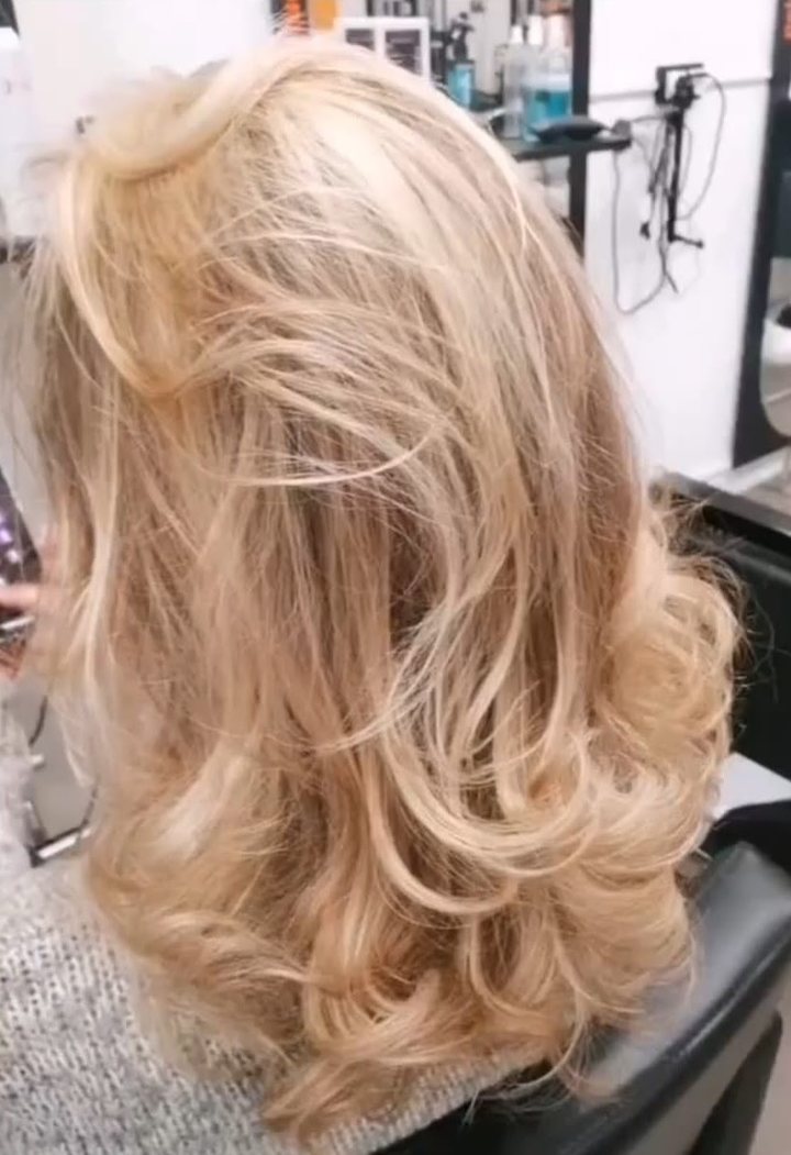 Melena rubia con volumen y ondas suaves