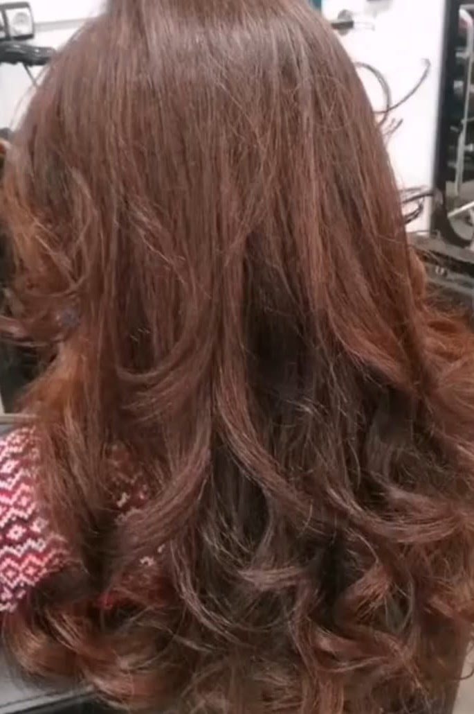 Melena cobriza con ondas largas